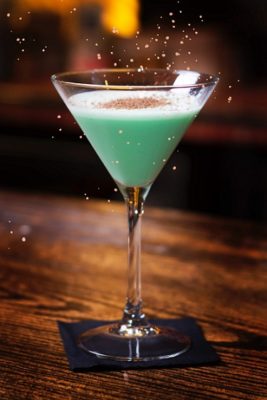 カクテル【グラスホッパー】はお酒。度数や英語の意味、レシピを紹介。