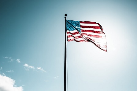 ■最後に：かつてのアメリカは、学校でアメリカの国旗に向かって、言葉を唱えていた
