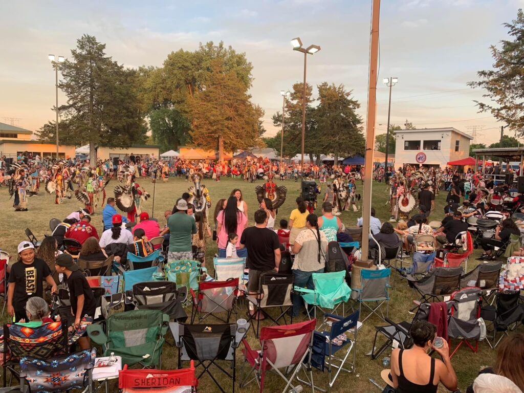 ネイティブ・アメリカンの踊りの祭り