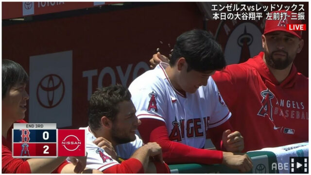 大谷翔平が、ひまわりの種で遊ぶ様子がかわいい